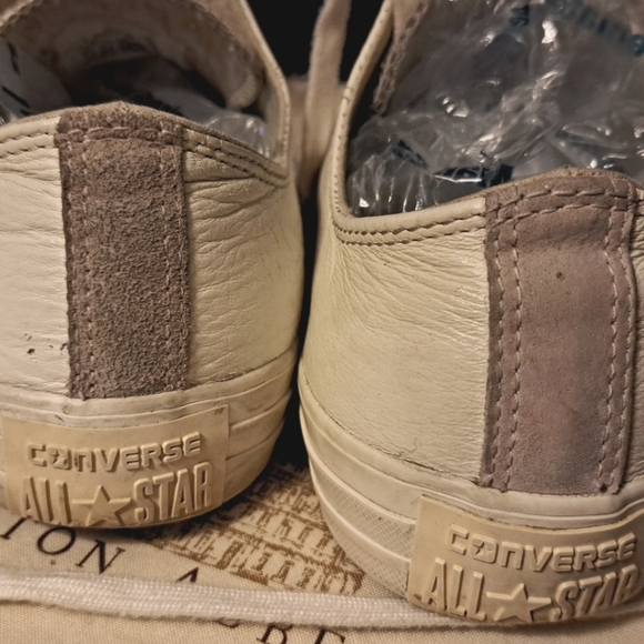 Converse Chuck Taylor's. White with Gold Tone Hardware. w 9 1\2 m 7 1\2 - Picture 12 of 15